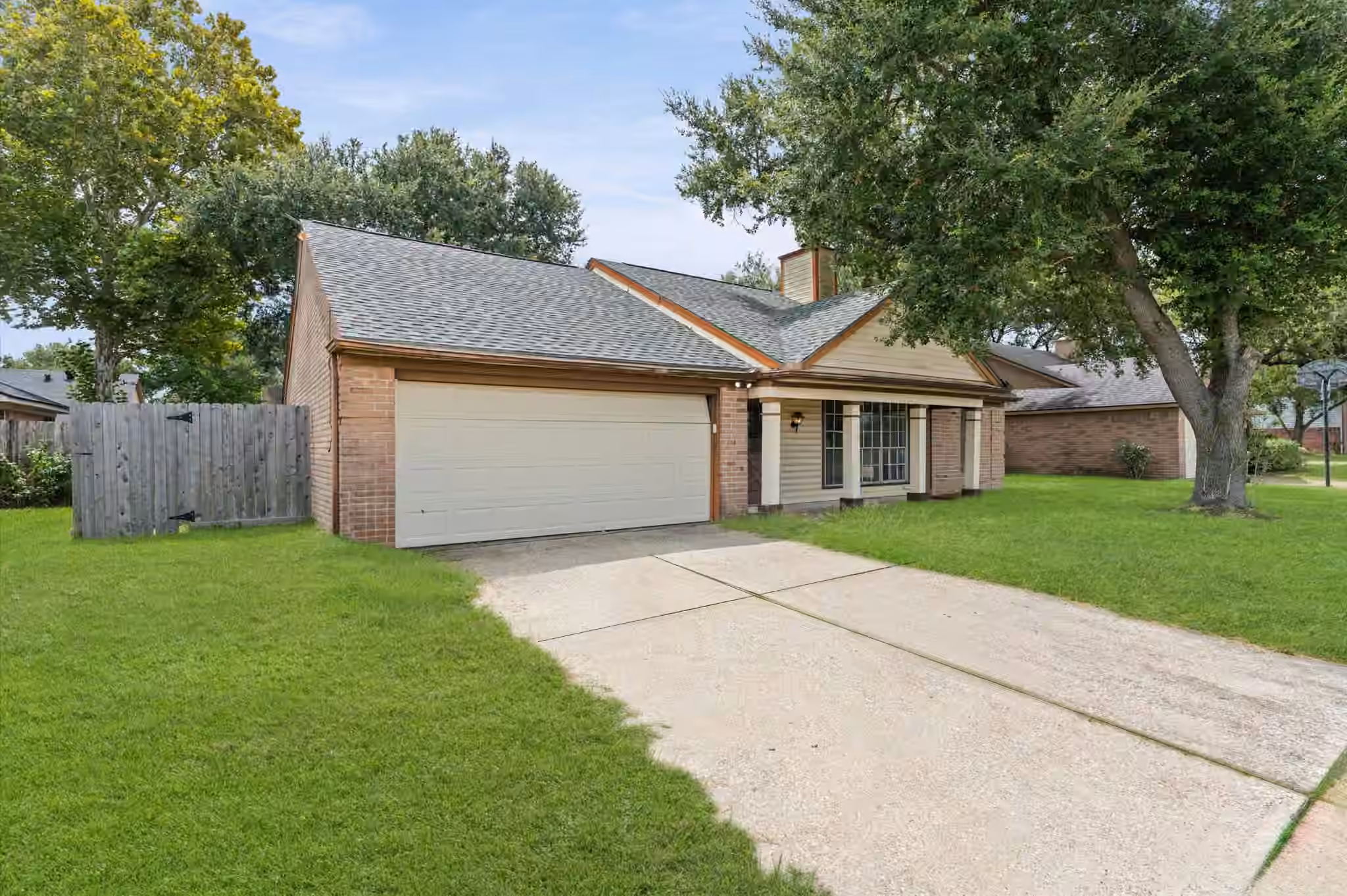 Photo 3 of 2430 Shady Bend Drive, Pearland, TX