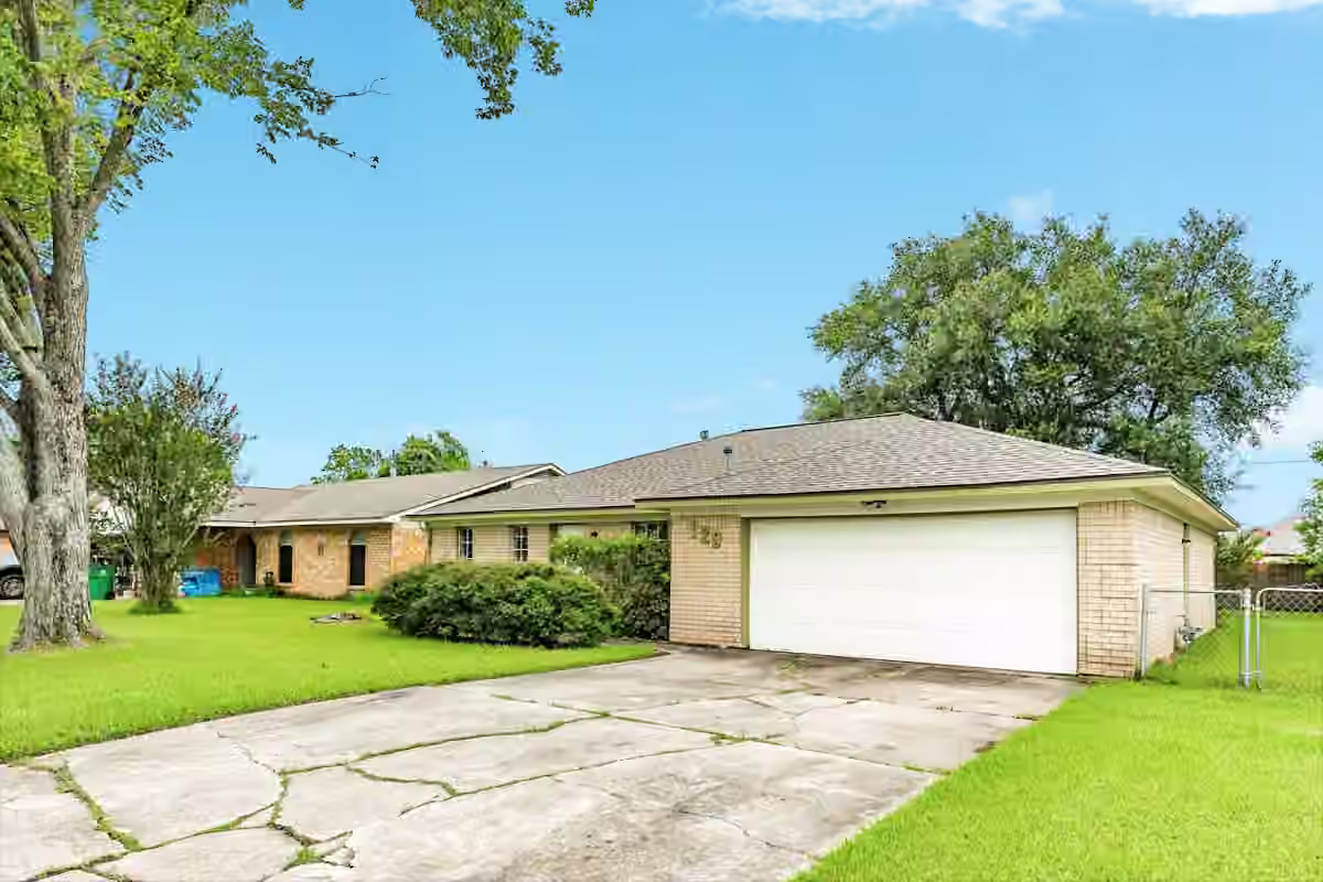 Photo 3 of 129 La Laja Drive, Angleton, TX