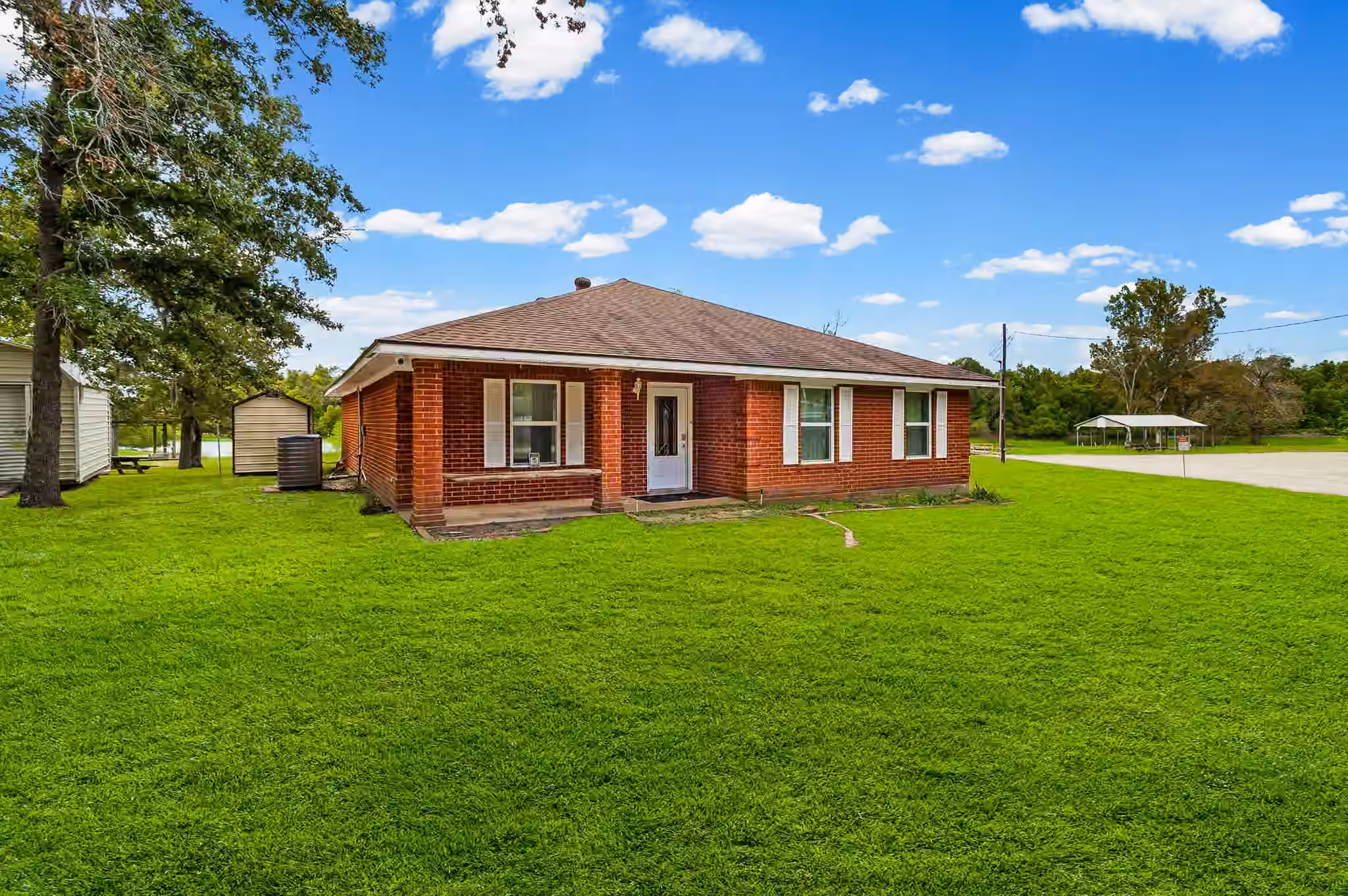 Photo of 361 S Lakeside Drive, Huntsville, TX 77320