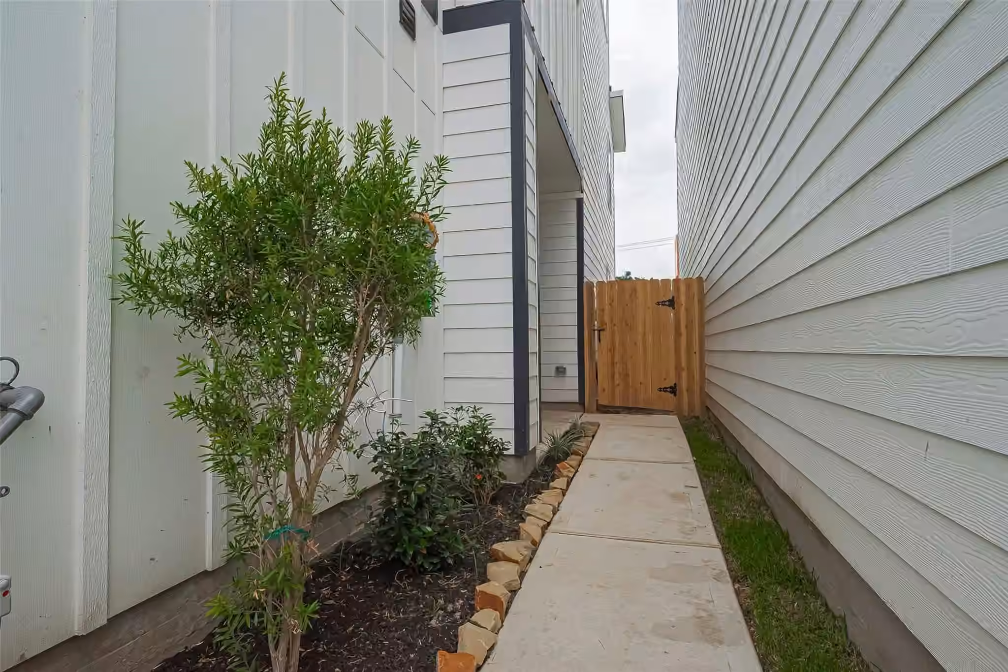 Photo 3 of 8929 Grovner Place, Houston, TX