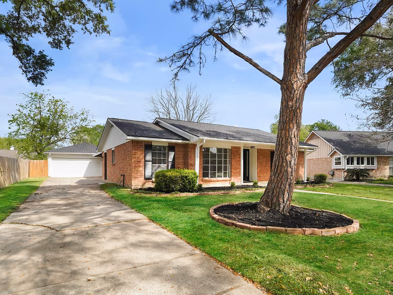 Photo of 13906 Vinehill Drive, Sugar Land, TX 77498