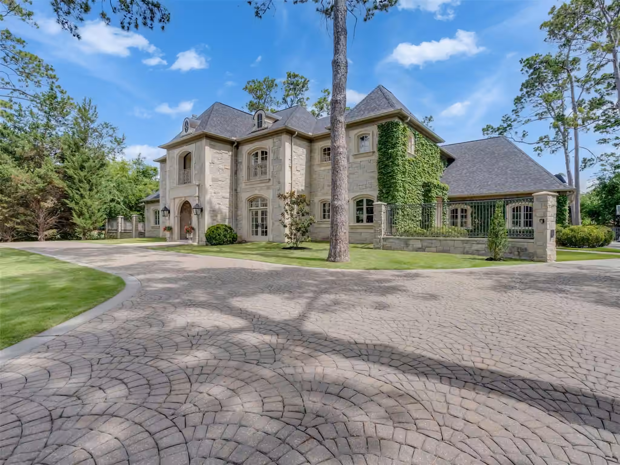 Photo 2 of 11527 Green Oaks Drive, Houston, TX