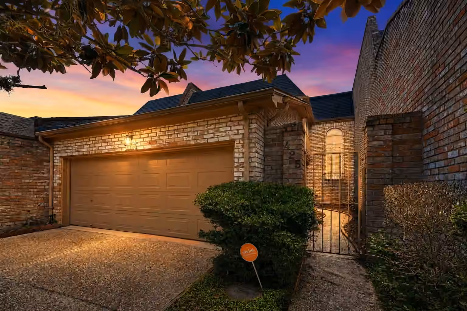Photo of 425 E Fair Harbor Lane, Houston, TX