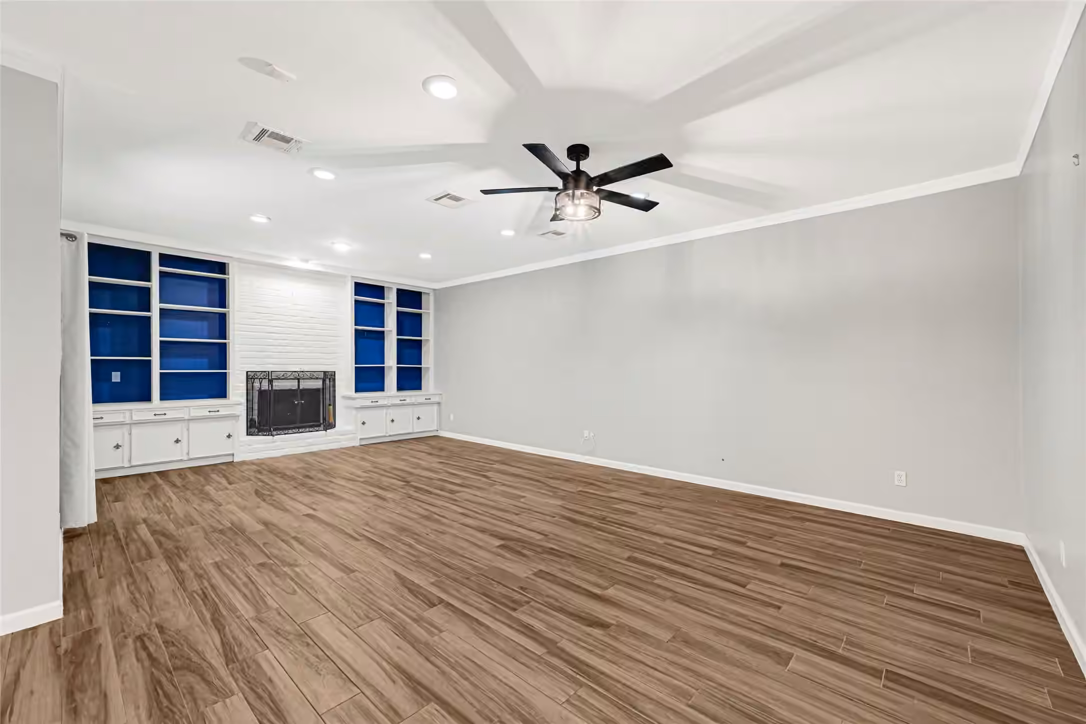 Photo 4 of 425 E Fair Harbor Lane, Houston, TX