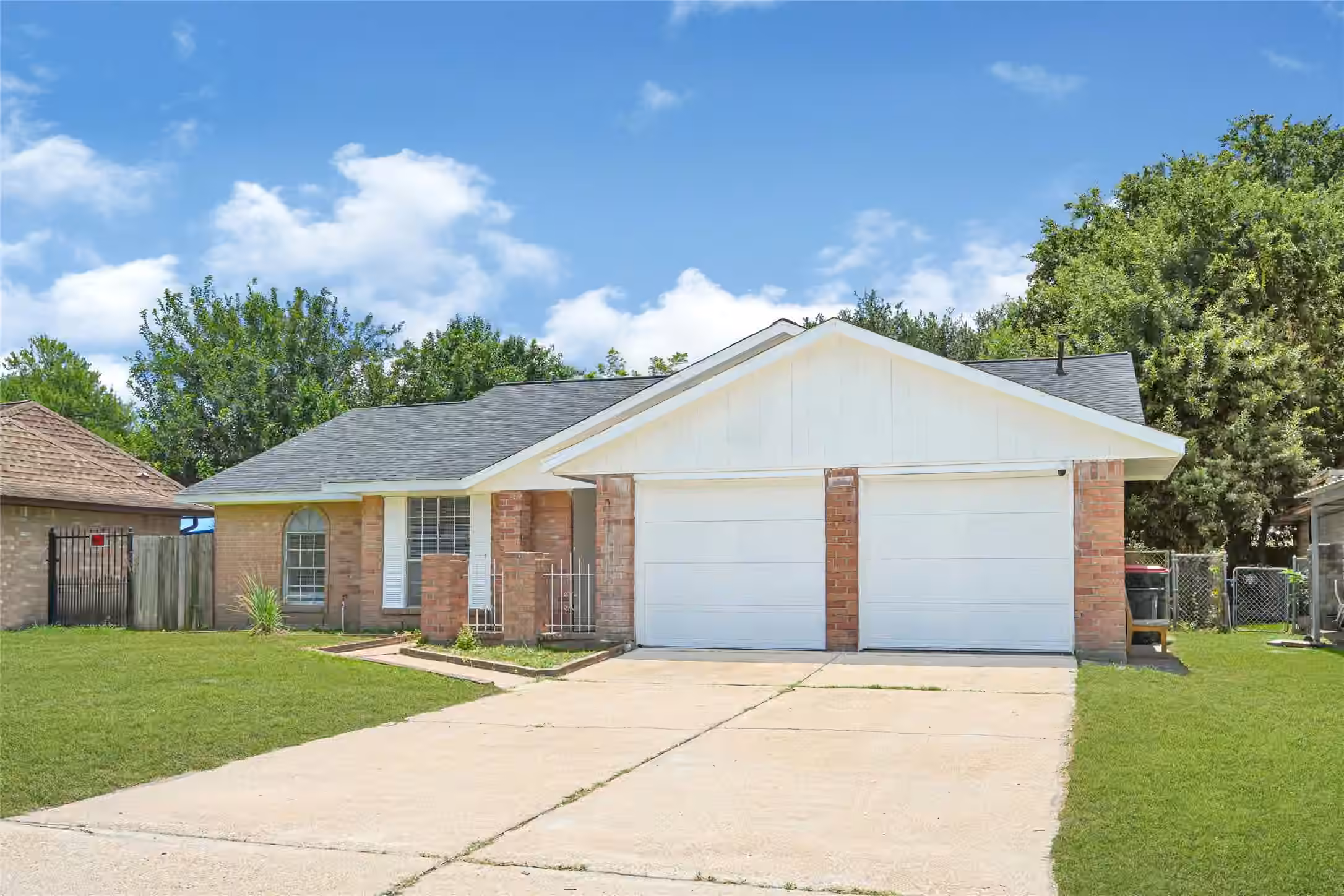 Photo 2 of 1123 Fallbrook Drive, Houston, TX