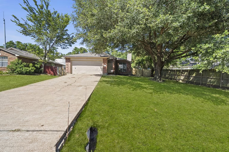 Photo 4 of 10506 Scenic Drive, Montgomery, TX
