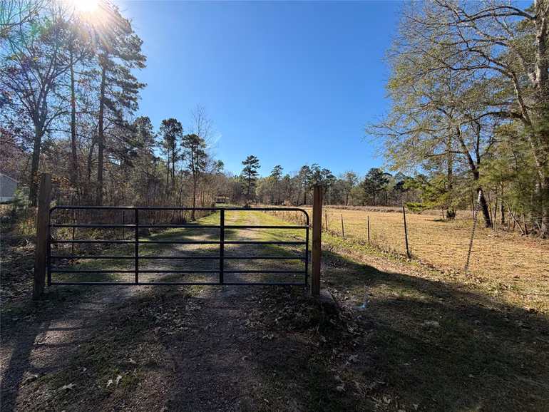 Photo of 397 County Road 2117, Cleveland, TX
