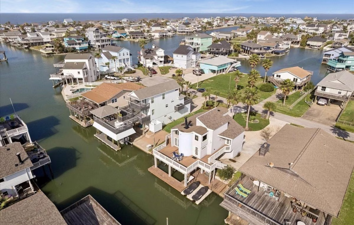 Photo of 16533 Barbados Way, Jamaica Beach, TX 77554
