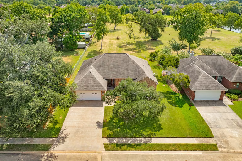 Photo of 203 Lexington Avenue, Clute, TX