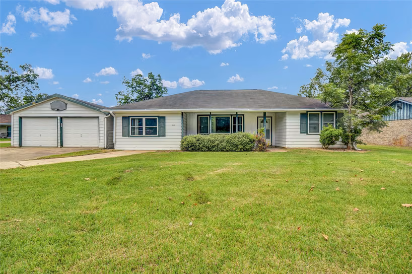 Photo of 1710 Highway 332 W, Lake Jackson, TX 77566