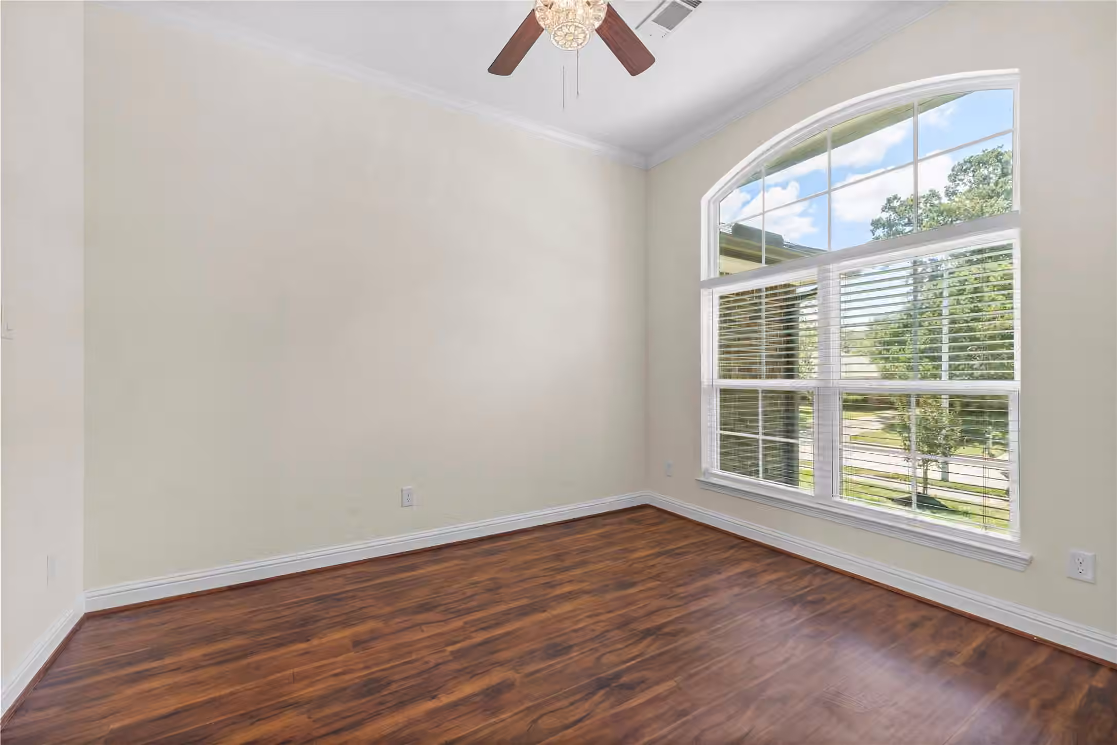 Photo 5 of 7214 Deep Forest Drive, Houston, TX