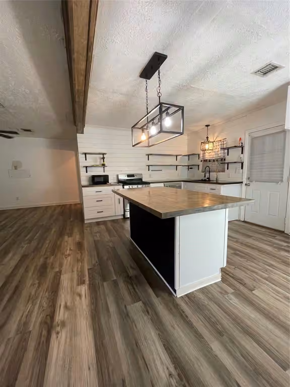 Photo 5 of 119 E Cleveland Street, Baytown, TX