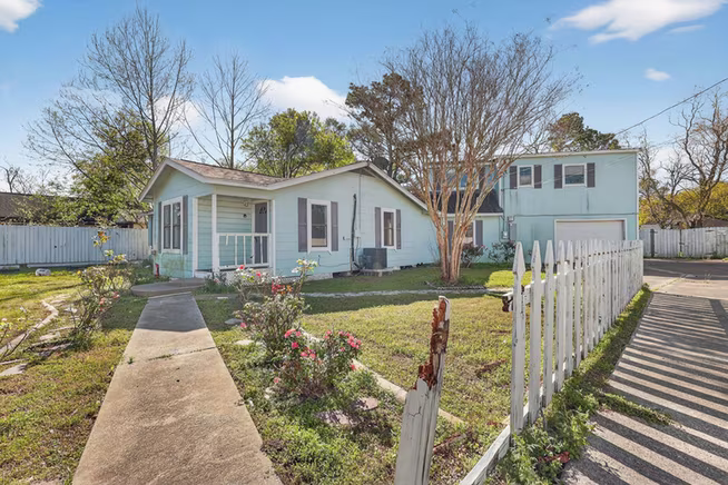 Photo of 712 E Peach Street, Angleton, TX