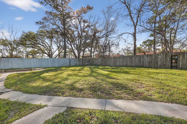 Photo 7 of 712 E Peach Street, Angleton, TX