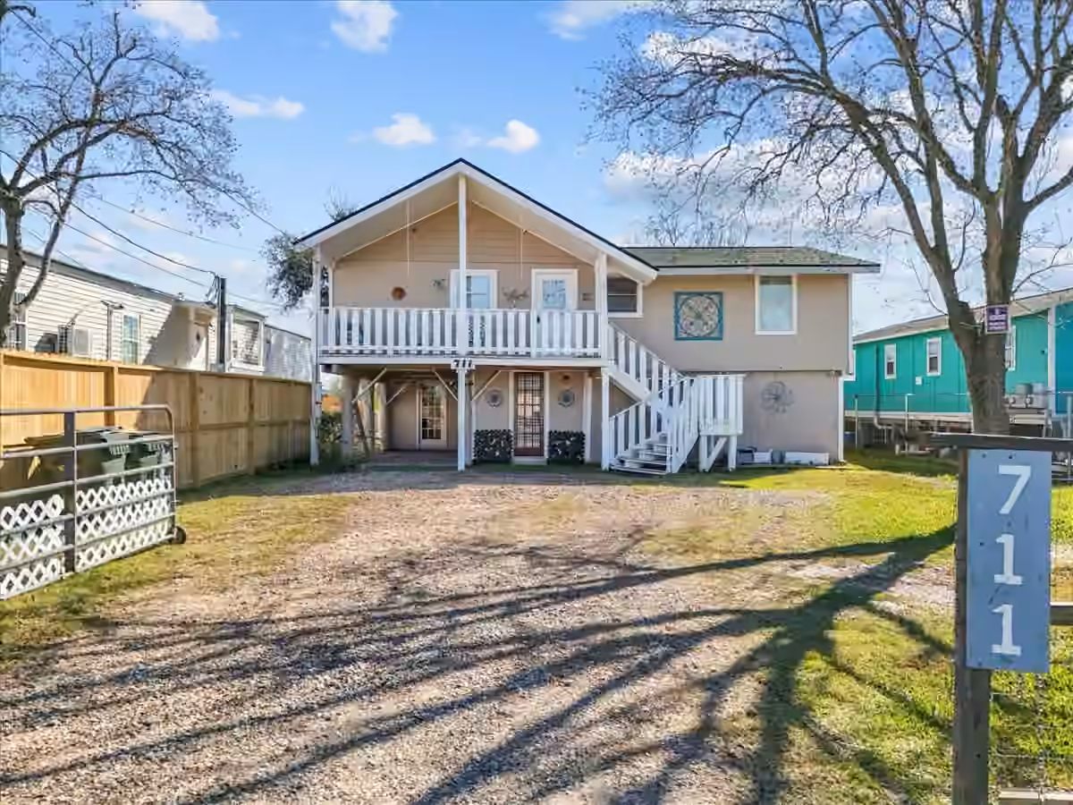 Photo 4 of 711 10th Street, Dickinson, TX