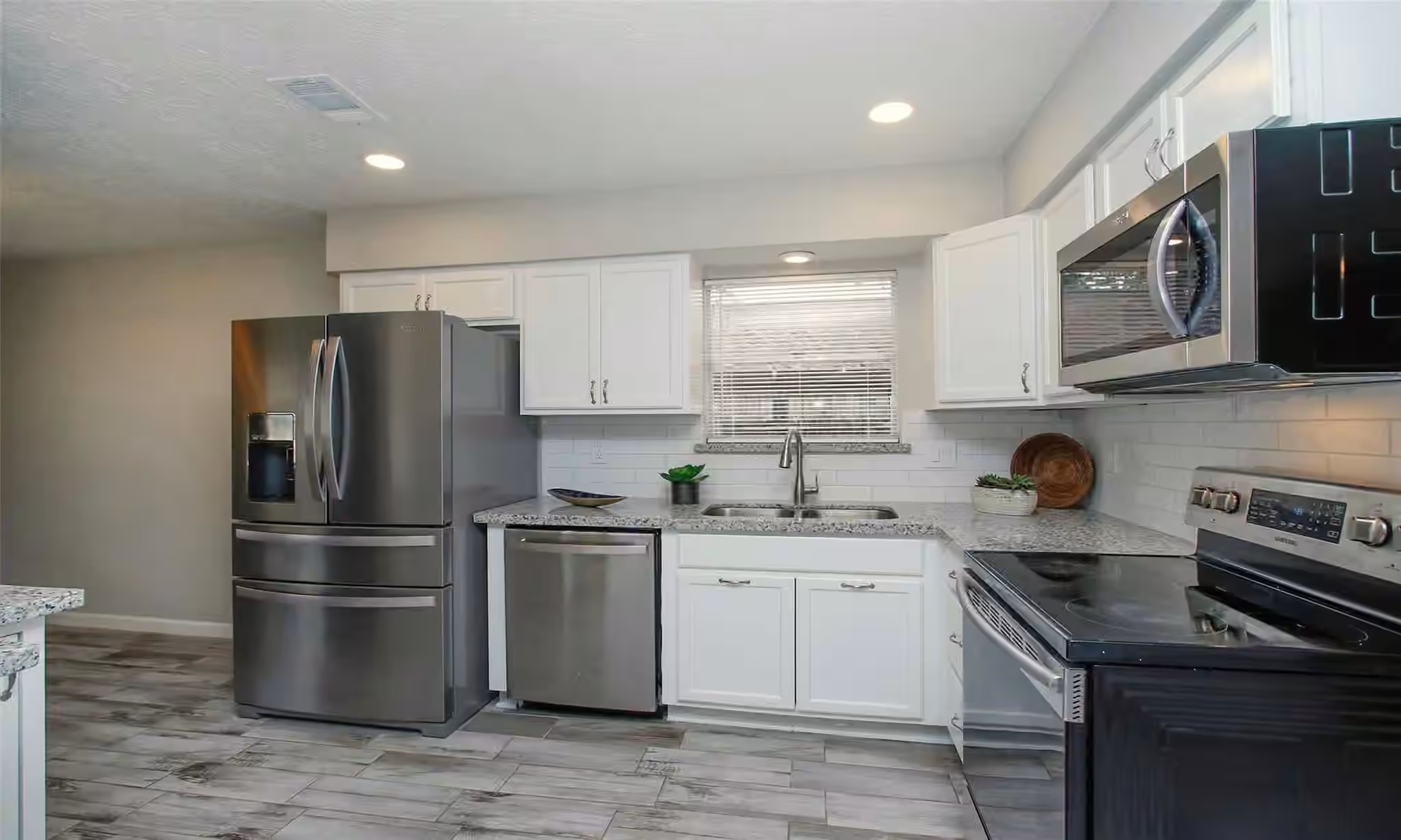 Photo 7 of 4702 Elmbrook Drive, Spring, TX