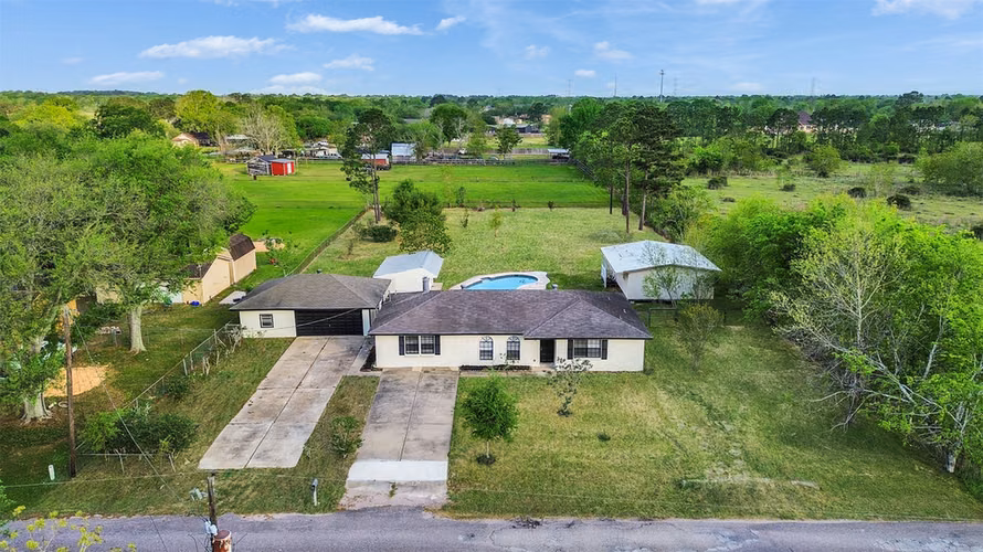 Photo of 1905 County Road 235, Alvin, TX 77511