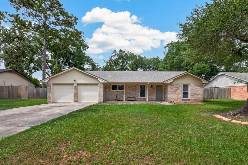 Photo 4 of 114 E Wildwinn Drive, Alvin, TX