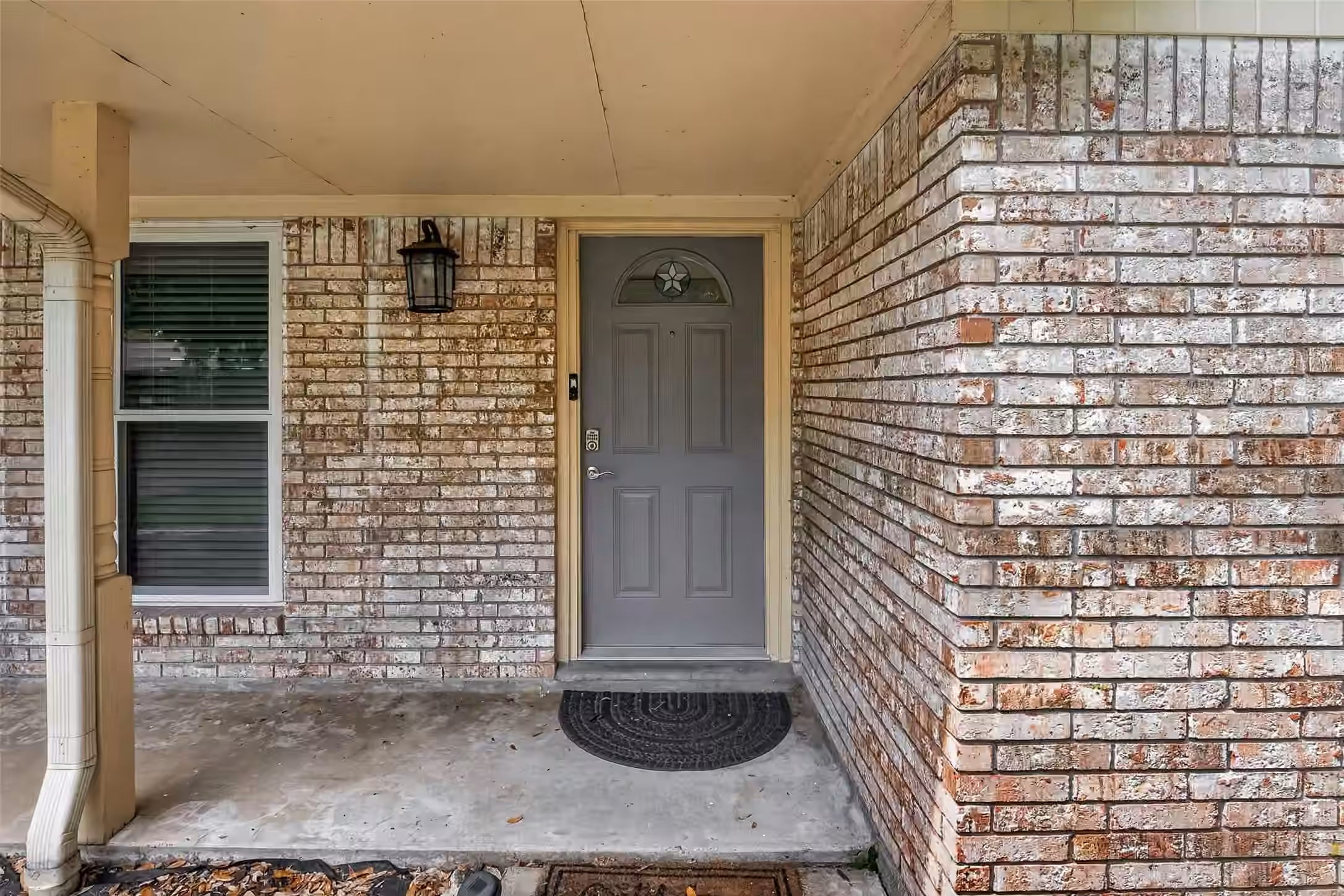 Photo 5 of 114 E Wildwinn Drive, Alvin, TX