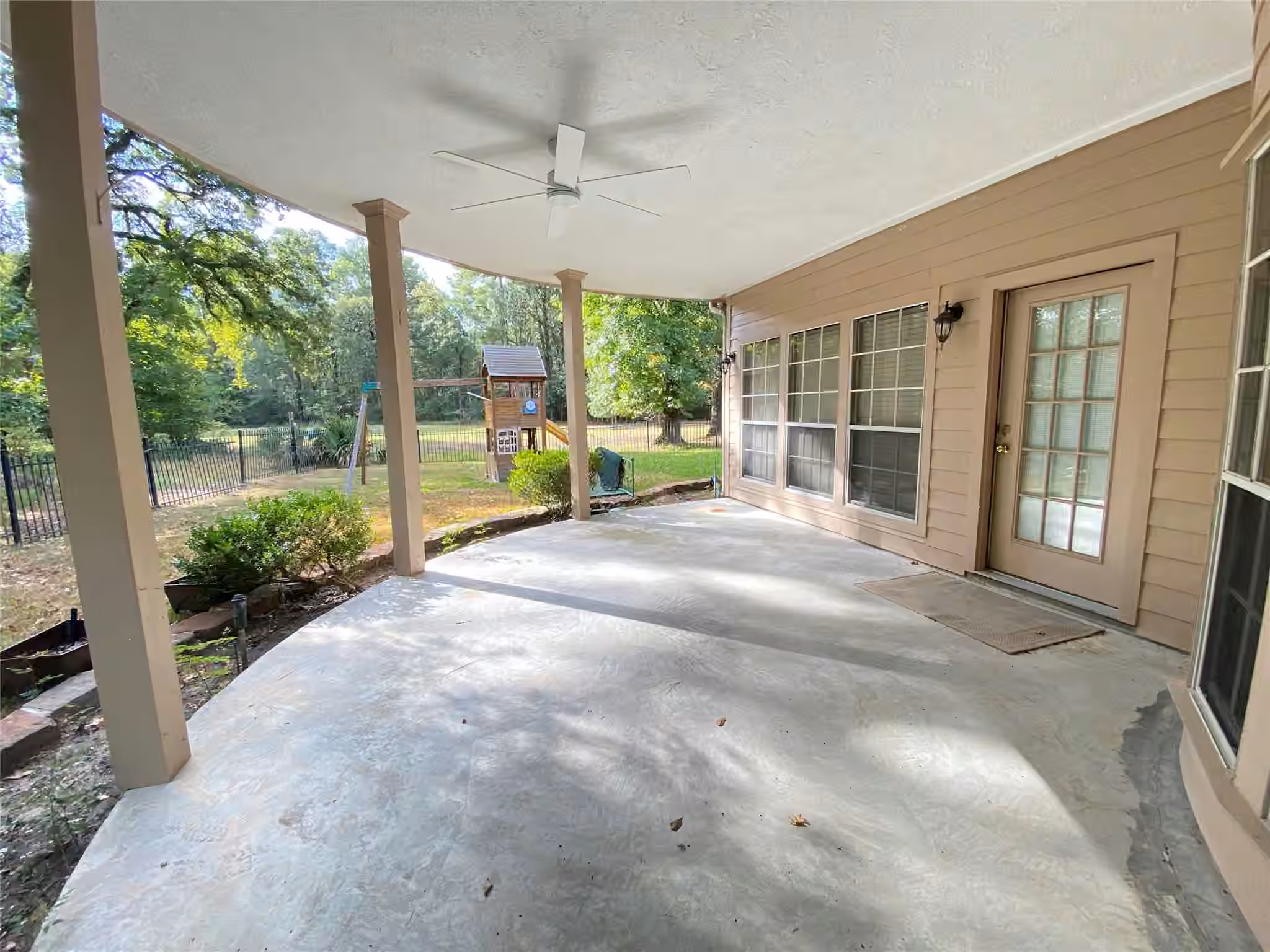 Photo 4 of 22416 Pebble Beach Way, Huntsville, TX