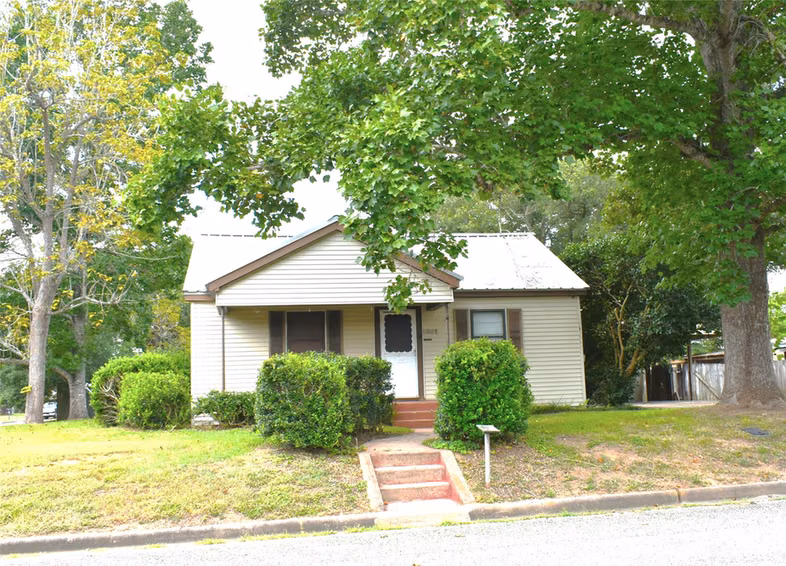 Photo 2 of 1601 Columbia Street, Liberty, TX