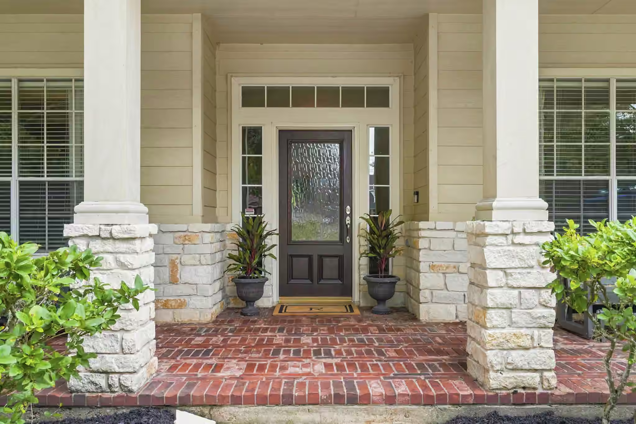 Photo 3 of 8310 Big Bend Drive, Sugar Land, TX