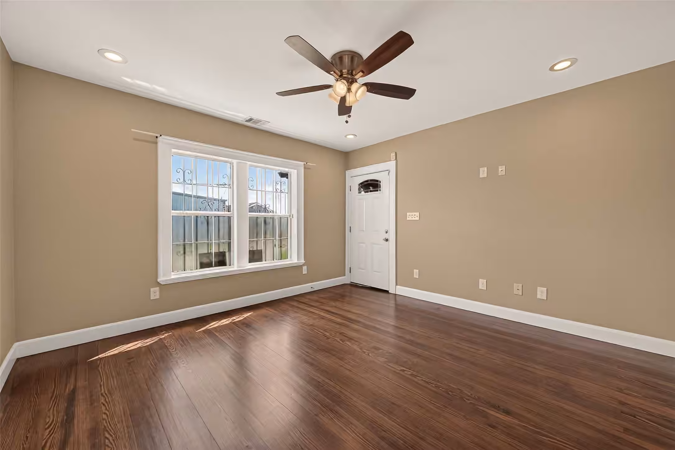 Photo 5 of 1305 Munger Street, Houston, TX