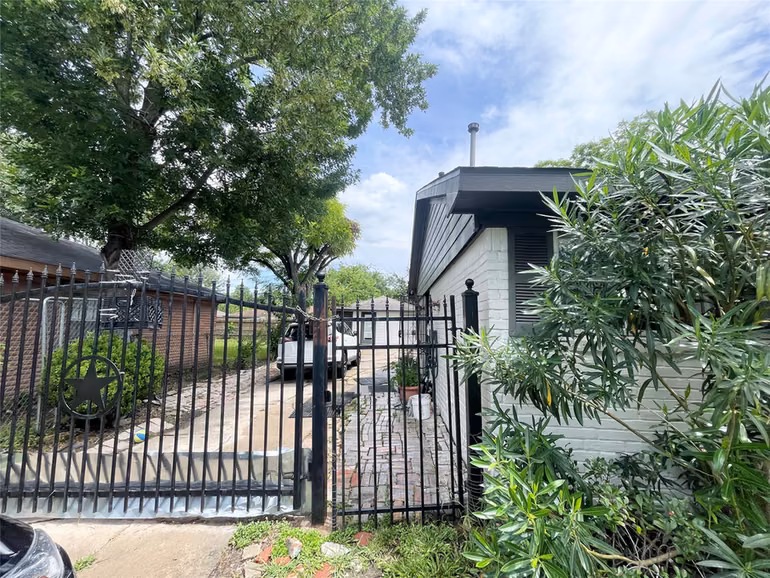 Photo 2 of 4118 Ebbtide Drive, Houston, TX