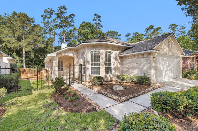 Photo 2 of 10 W Foxbriar Forest Circle, The Woodlands, TX