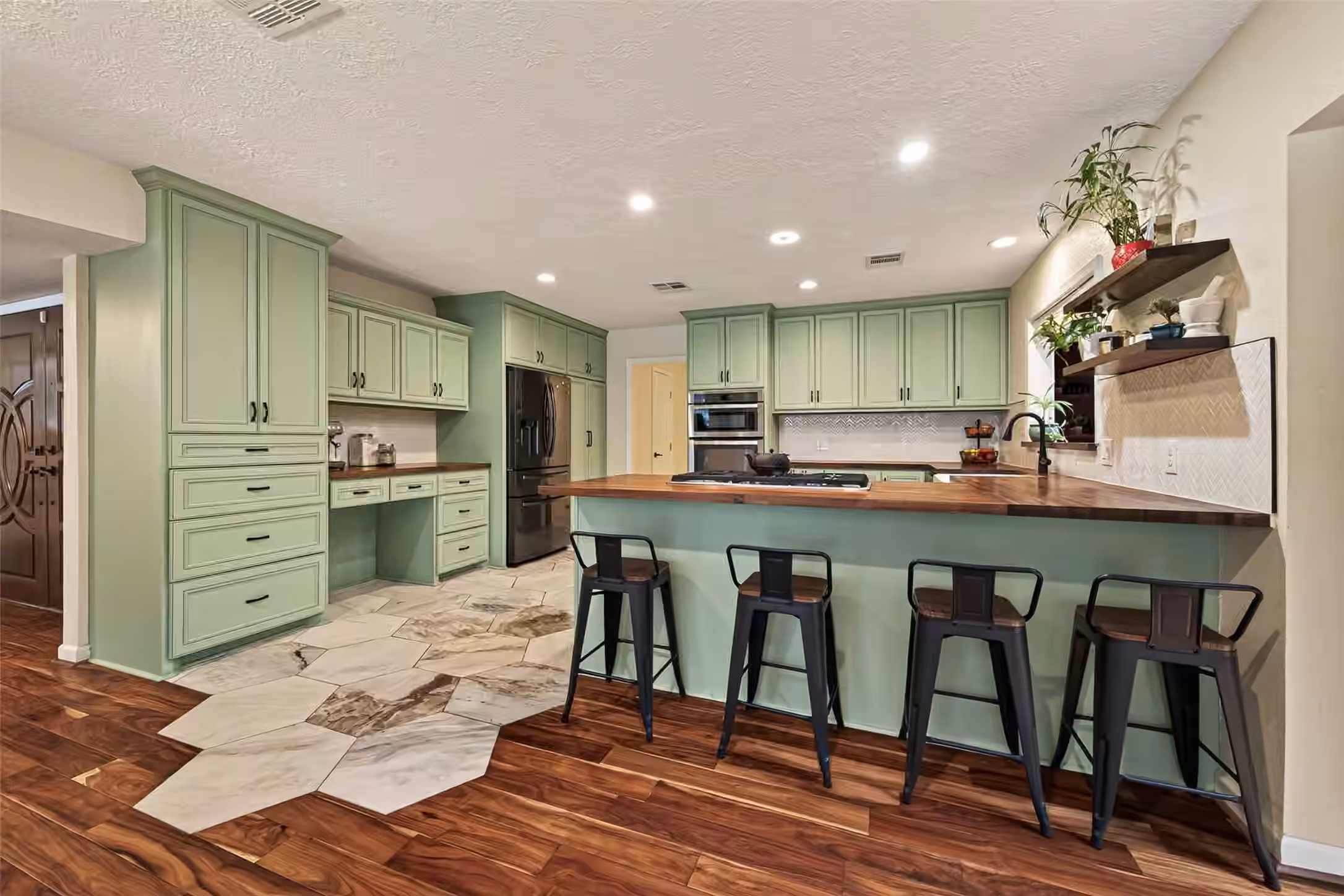 Photo 4 of 514 S Shadowbend Avenue, Friendswood, TX
