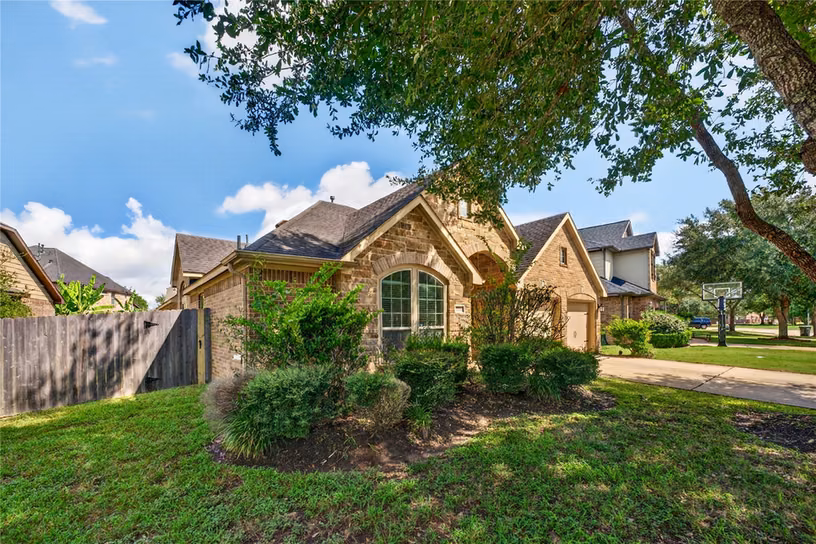 Photo 3 of 6302 Falling Briar Lane, Sugar Land, TX