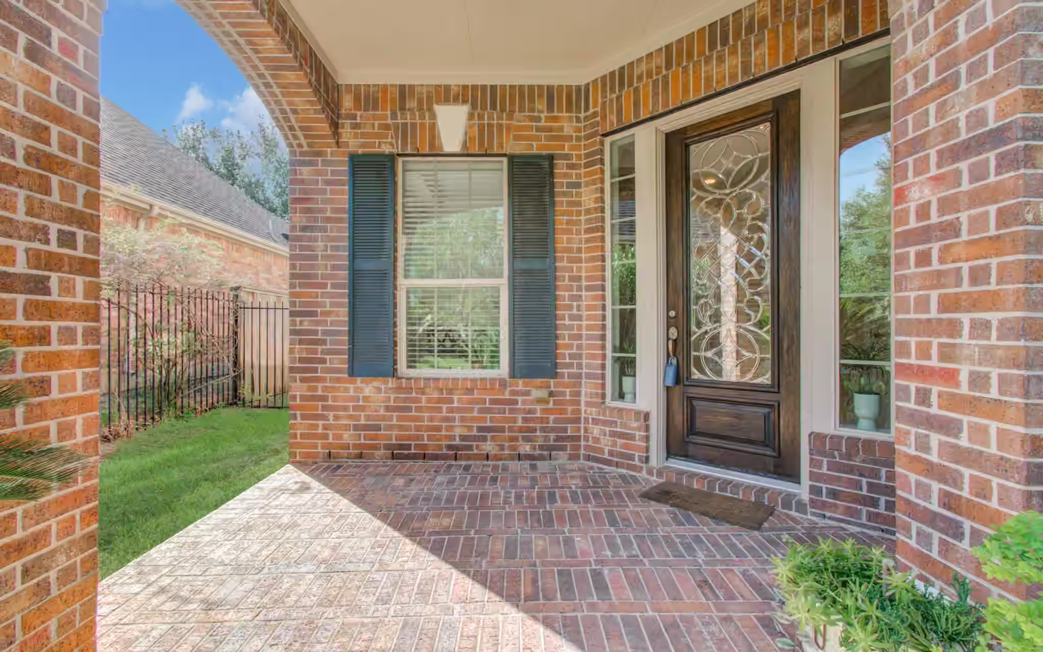 Photo 4 of 107 N Victoriana Circle, Spring, TX