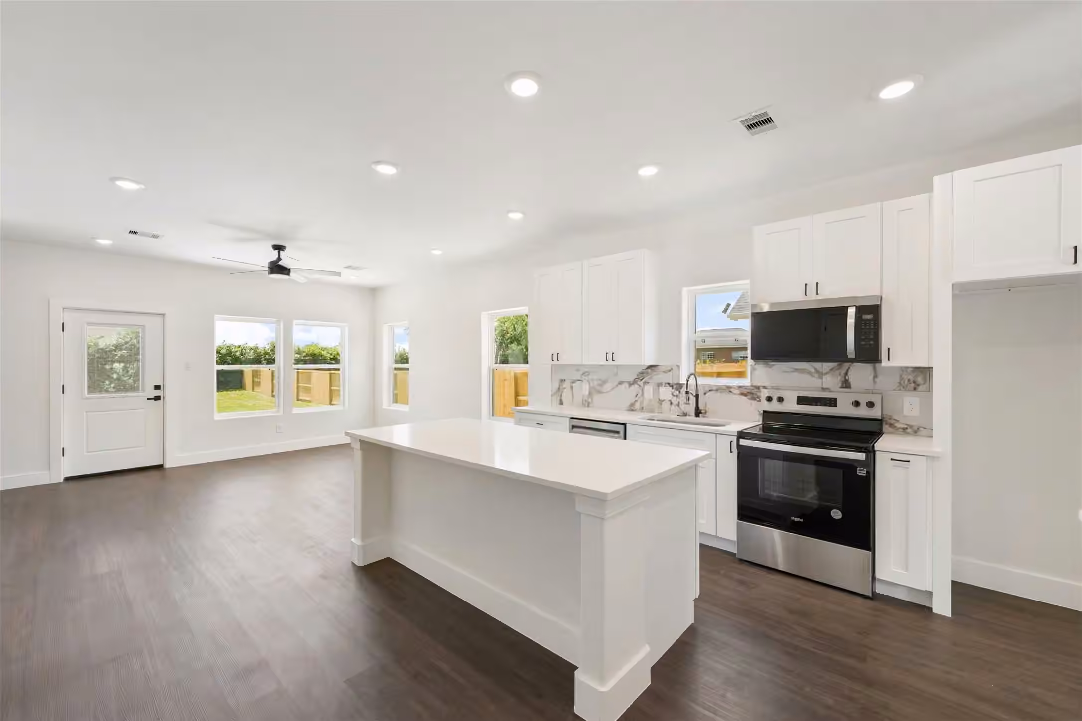 Photo 3 of 3708 E Avenue S E, Santa Fe, TX