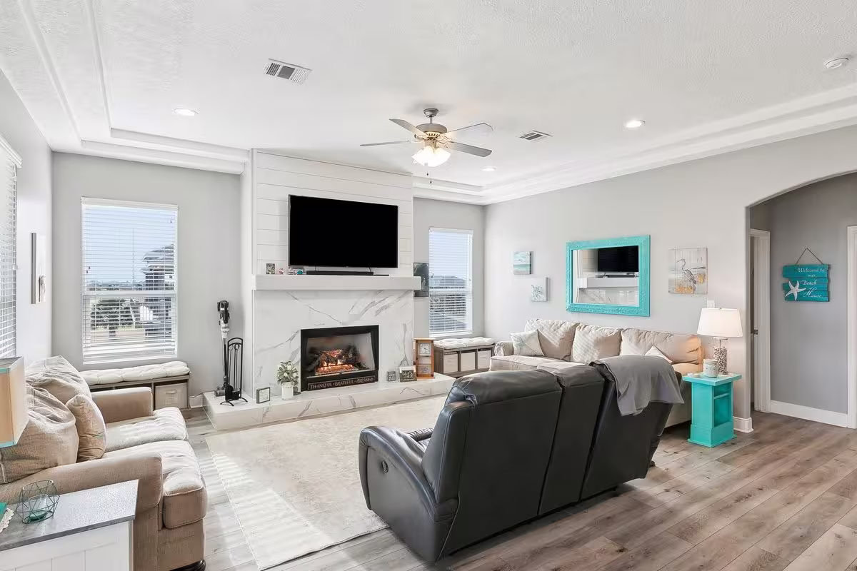 Photo 2 of 945 Gulfview Drive, Crystal Beach, TX