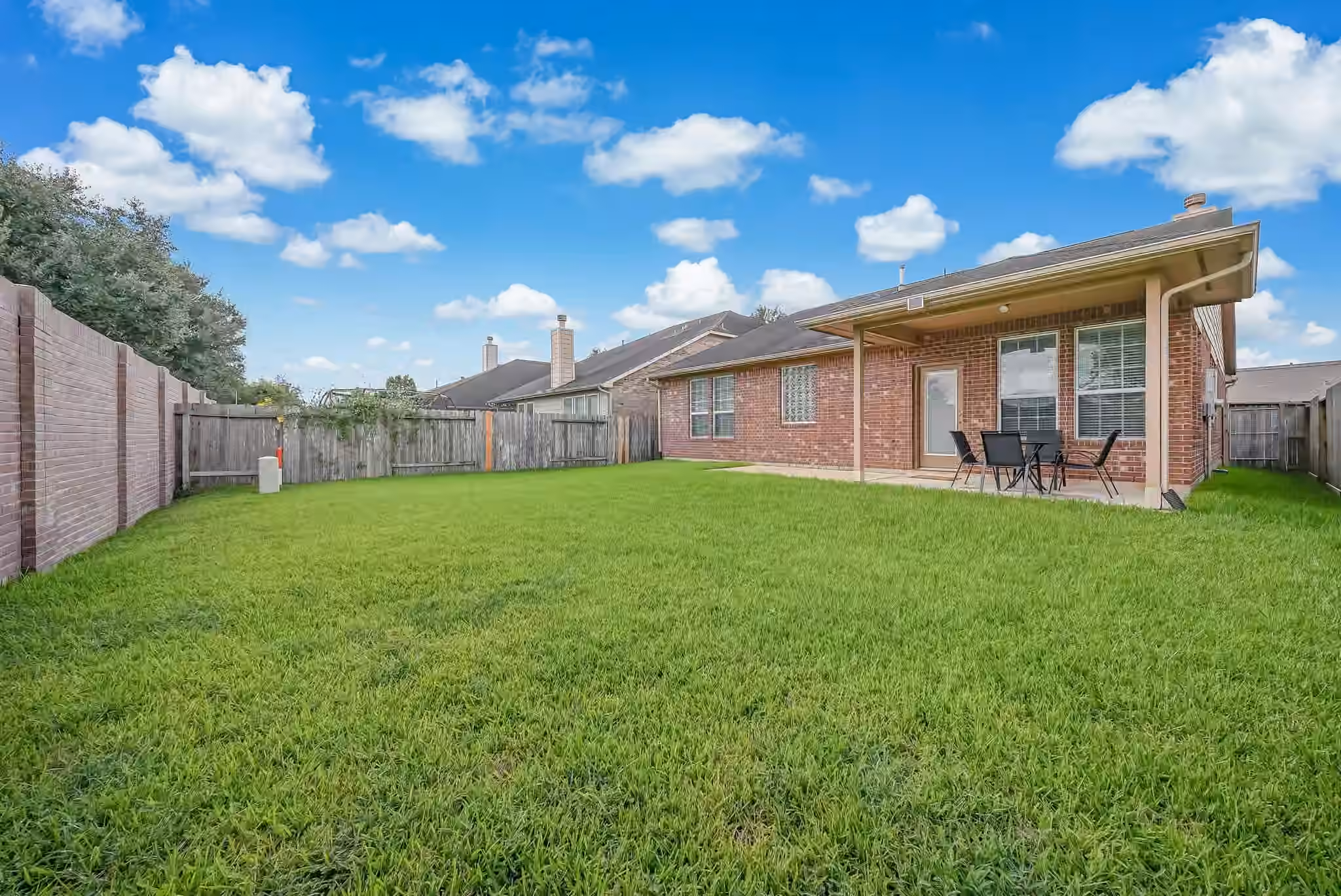 Photo 4 of 6835 Blue Glade Drive, Richmond, TX