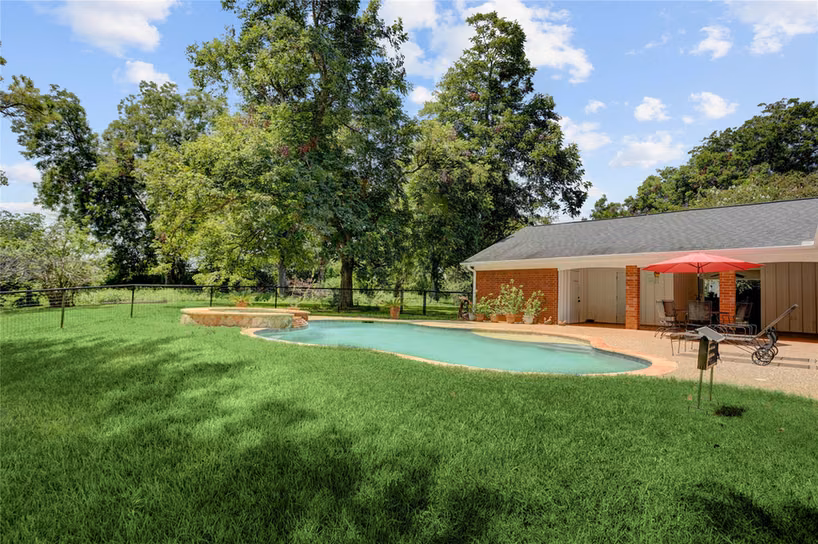 Photo 5 of 319 Garrett Road, Wharton, TX
