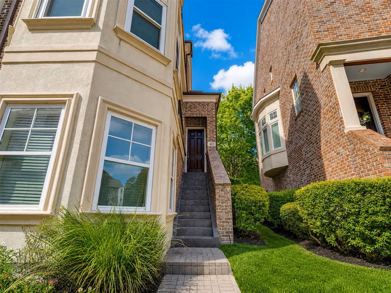 Photo 3 of 4611 Regent Manor Drive, Houston, TX