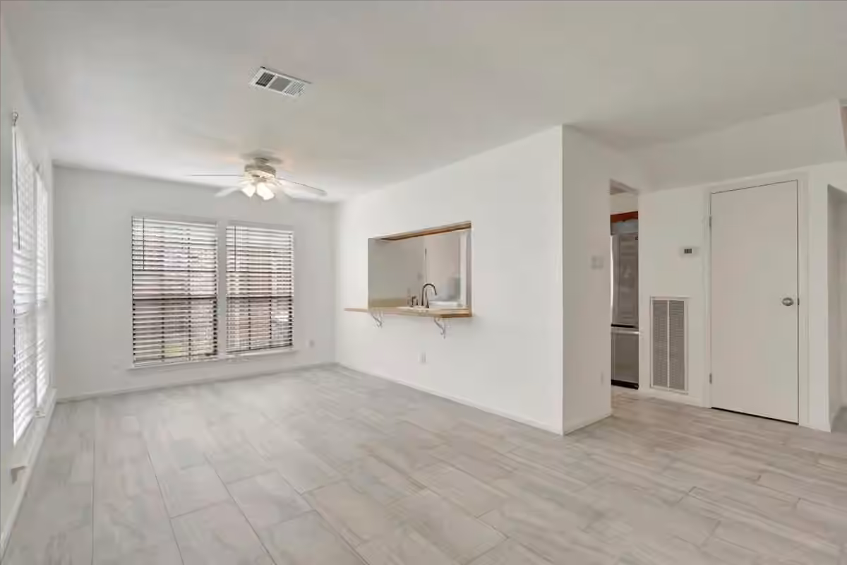 Photo 4 of 17287 Saturn Lane, Houston, TX