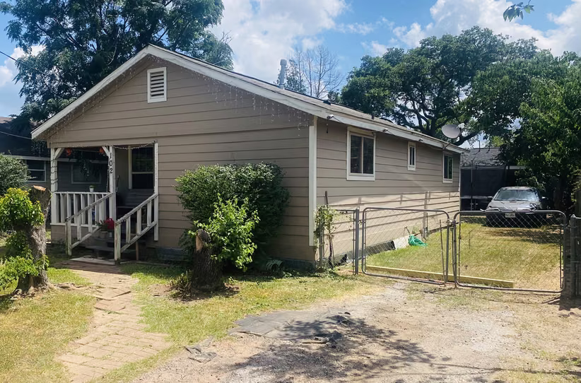 Photo of 102 Avenue A, Willis, TX 77378