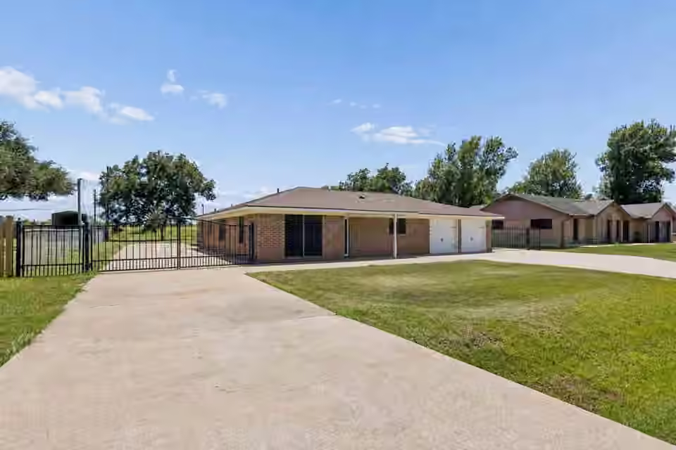 Photo 2 of 1534 Sterling Drive, Baytown, TX