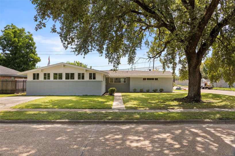 Photo 4 of 9202 Sunnywood Drive, Houston, TX