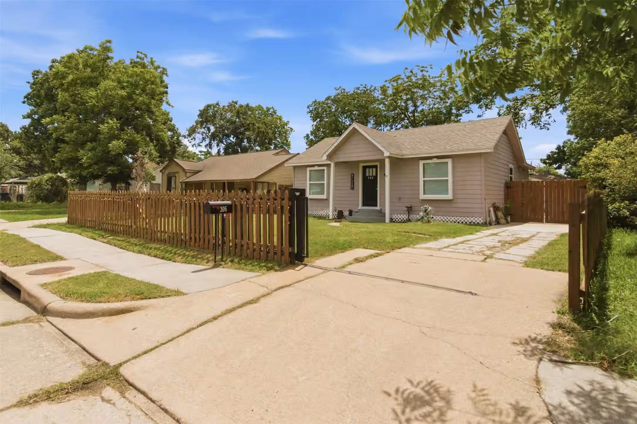 Photo 2 of 306 Center Street, Pasadena, TX