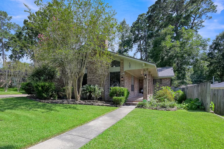 Photo 2 of 107 Shadylyn Drive, Conroe, TX