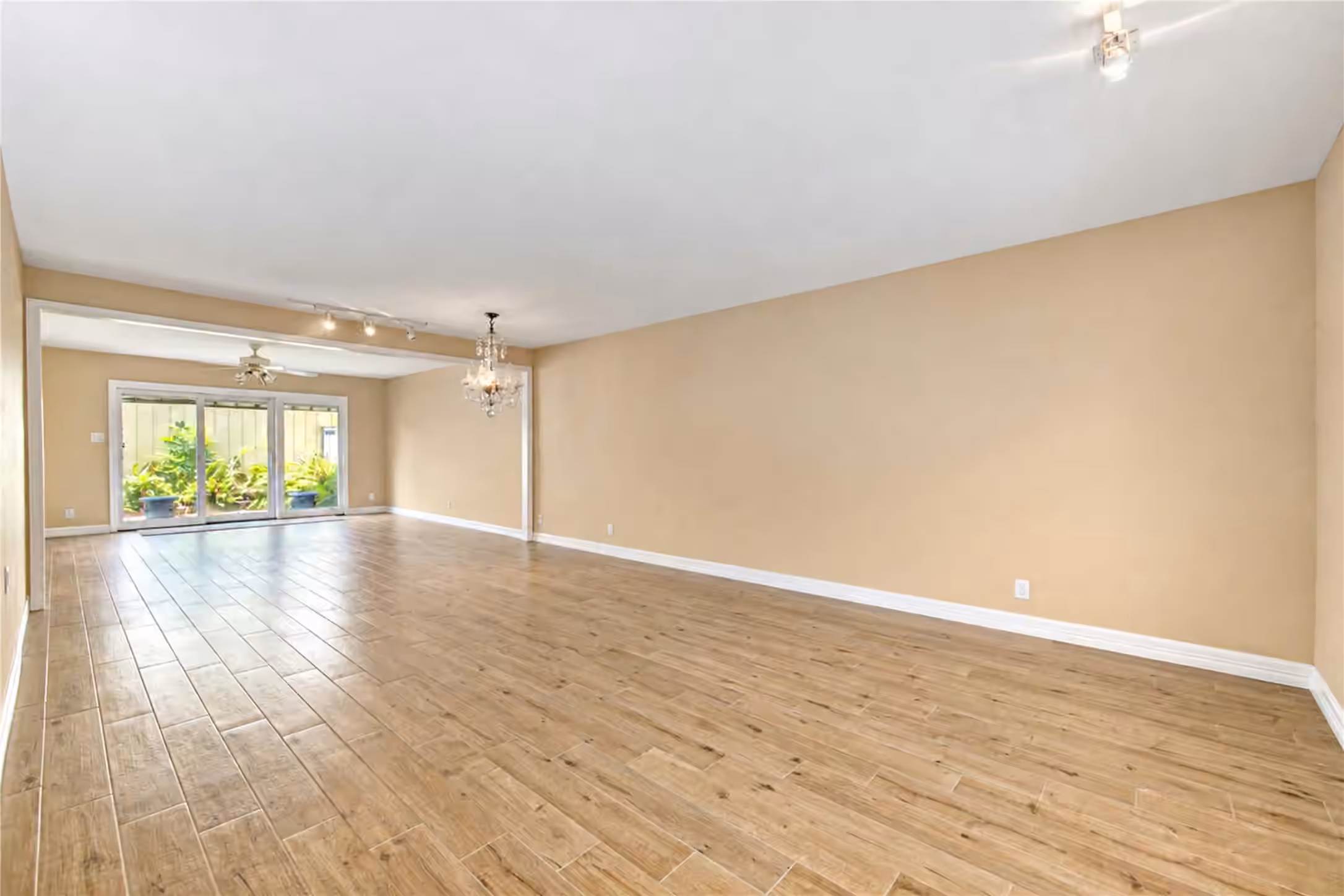 Photo 4 of 12710 Huntingwick Drive 121, Houston, TX