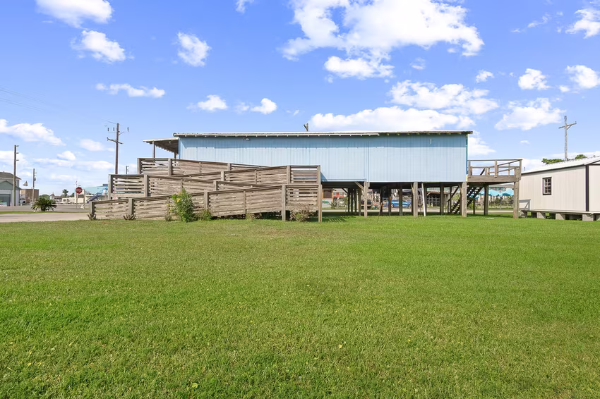 Photo 4 of 990 S Alma Road, Crystal Beach, TX