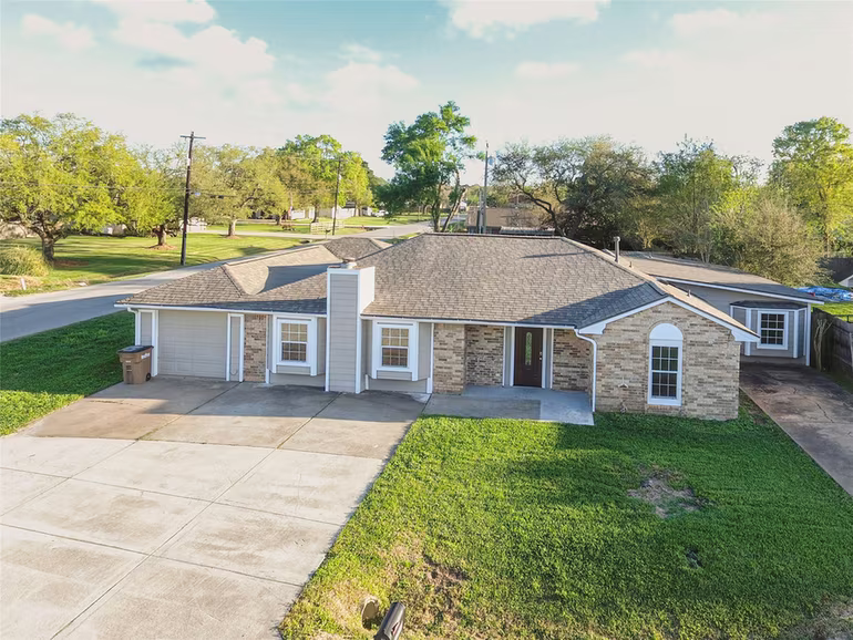 Photo 4 of 4914 29th Street, Dickinson, TX