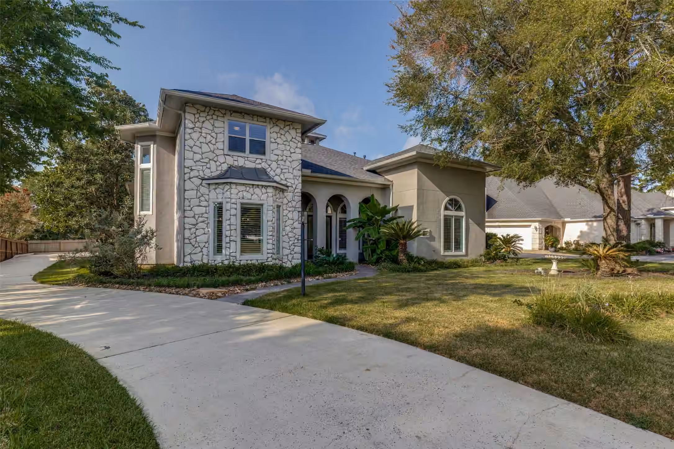 Photo 2 of 966 Bentwater Drive, Montgomery, TX