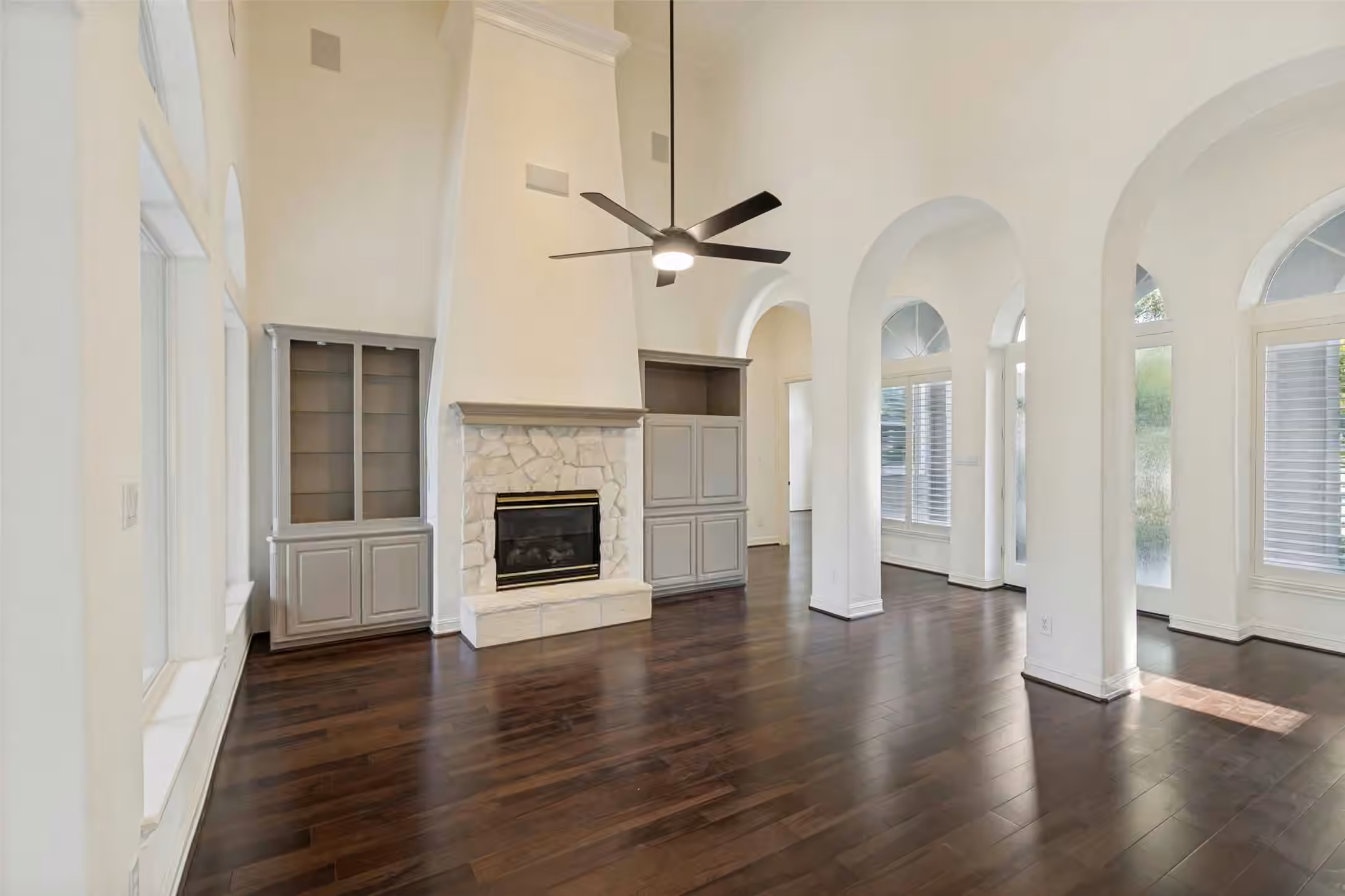 Photo 5 of 966 Bentwater Drive, Montgomery, TX