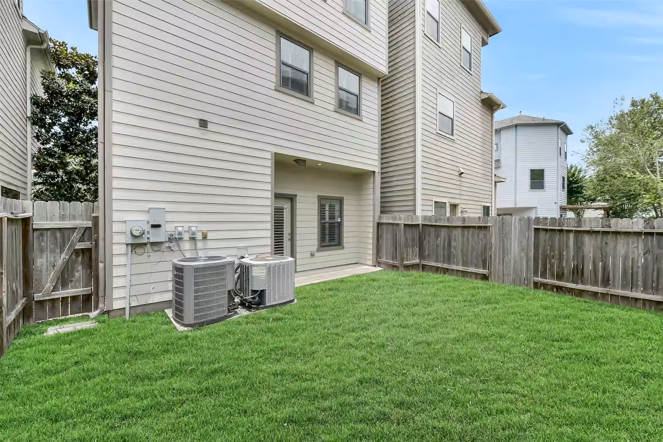 Photo 3 of 905 Garden Oaks Trace, Houston, TX