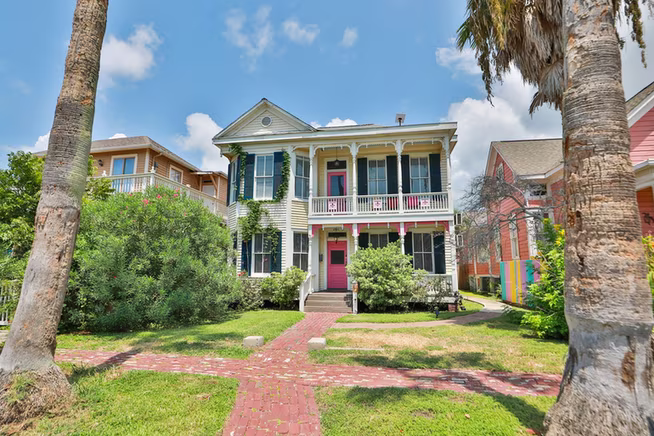 Photo 4 of 2520 Avenue P 1/2, Galveston, TX